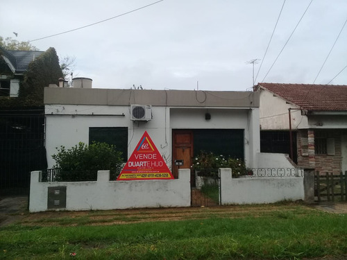 Casa En Muy Buena Ubicaicon Sobre Amplio Lote!!!