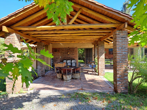 Hermosa Casa Provenzal, Con Lindo Jardín. Chicureo Poniente.