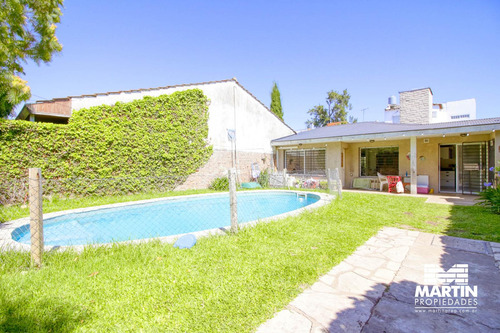 Casa En Venta En Martinez 4 Ambientes Uno En Suite, Jardín Con Pileta, Cochera X 2.