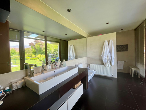 Venta Casa Moderna, Con Orilla Laguna Privada