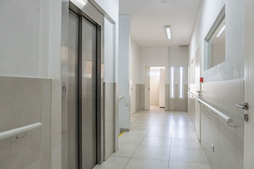 Venta De Casa Con Fondo De Comercio En Olivos