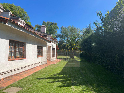 Casa Estilo Campo En Barrio El Trebol