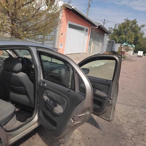 Imagem 9 de 14 de Volkswagen Voyage 1.6 Vht Comfortline Total Flex I-motion 4p