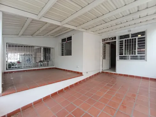 Casa En Arriendo En Prados Del Este. Cod A27003