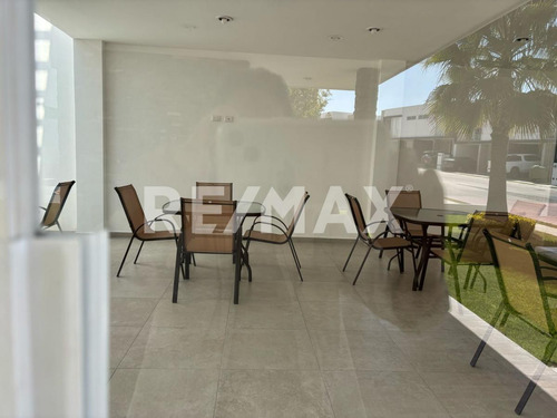Casa En Venta En Condominio Con 3 Habitaciones Y Una En Pb, Tiene Jardín Y Amenidades En San Isidro Juriquilla