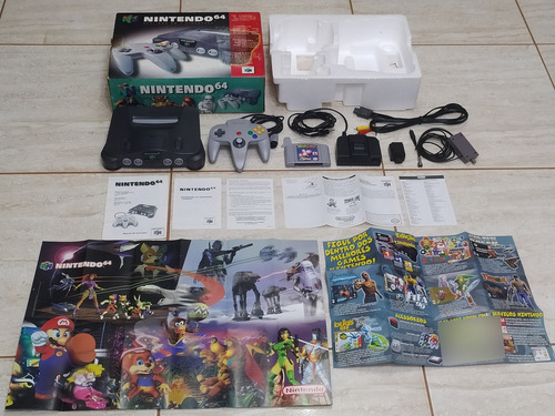 Nintendo 64 Na Caixa C/ Manual Ed. Gradiente Serial Batendo + Expansion Pak, Yoshi's Story, 1 Controle, Cabos E Manuais Originais (Usado)