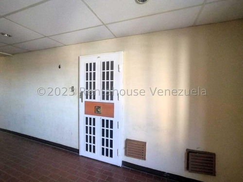 En Pleno Centro De La Ciudad Maracay Oficina En Venta En Piso Medio Db 24-15539