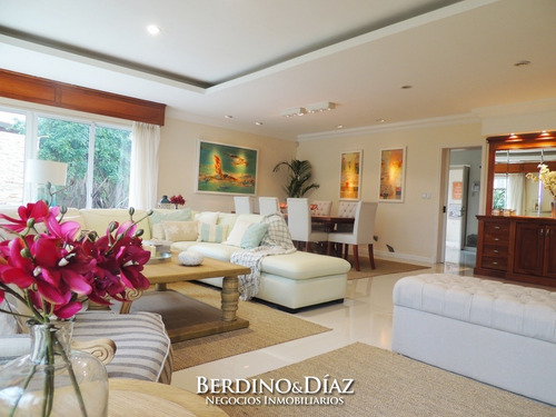 Hermosa Residencia A Pasos De La Playa Mansa- Ref: 856