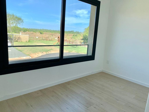 Imagen 11 de 16 de Casa A Estrenar En Barrio Privado. 3 Dorm + Escritorio. Fondo Con Vista Al Lago, Piscina Y Parrillero