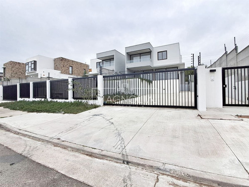 Casa En Venta De 3 Dorm. 4 Baños Y Sala De Estar En Concón