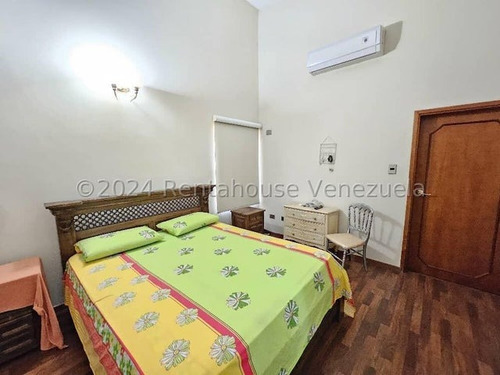 Estupenda Casa En Venta Urb El Castaño Con Piscina Y Planta Eléctrica 24-19915 Hc