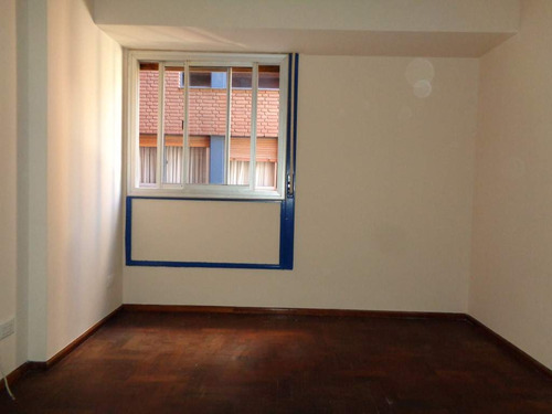 Centro - Departamento De 1 Dormitorio, Amplio Y Luminoso Con Cocina Equipada Y Baño Con Bañera, Ubicado A Metros De Bv. Chacabuco