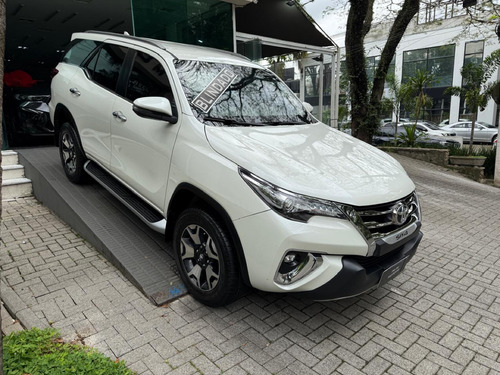Toyota Hilux SW4 2.8 SRX 4X4 7 LUGARES 16V TURBO INTERCOOLER DIESEL 4P AUTOMÁTICO