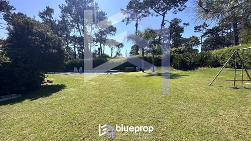 Casa En Venta En Playa Mansa En Privilegiada Ubicación, Una Manzana Sólo Para Ella.
