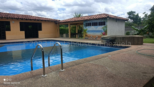 Hermosa Casa, Con Amplios Y Bellos Espacios Destinados A La Recreacion 23-31300 Eloisa Mejia