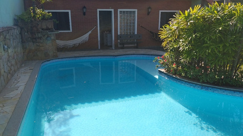 Imagem 18 de 30 de Linda Casa 3 Qtos( 2suítes), Cozinha, Sala De Estar E Jantar Grande Área De Lazer Com Churrasq/forno Etc, Piscina Ampla 10 X 5 - Edícula Com Qto Sala Cozinha Wc, Lazer E Bem Próx A Praia $ 800.mil