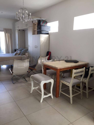 Imagen 2 de 17 de Monoambiente Al Frente Con Balcon