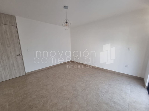 Casa En Venta De 4 Recámaras, En El Refugio, Torre De Piedra