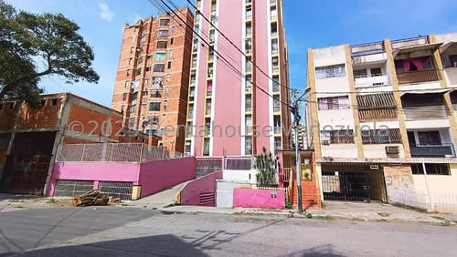 Apartamento Amplio En Alquiler Al Este De Barquisimeto, Maria, Totalmente Amoblado, Con Gas Directo, Boraure, Servicio De Agua, *24-  21  031* Piso Bajo, Con Facil Acceso A Transporte Publico.