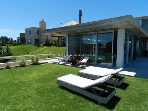 Moderna Casa Frente Al Mar En Venta En Tío Tom, Solanas - Punta Del Este.