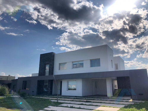 Venta De Casa San Sebastian Con Pileta A La Laguna