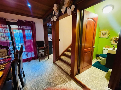 Imagen 24 de 30 de Casa De 3 Niveles Con Piscina En Santo Domingo