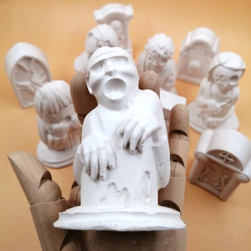 11 Figuras Zombie, Pie Grande Y Lapidas De Yeso + Pintura