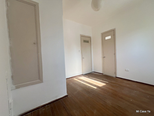 Venta De Linda Casa La Blanqueada Luminosa Gran Ubicación 2 Dormitorios Al Frente Balcón Sin Gastos Comunes Independiente