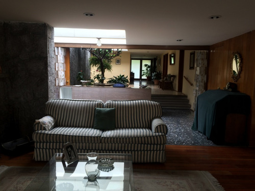 Imagen 2 de 14 de Casa En Un Solo Nivel Rodeada De Jardín Para Re Modelar