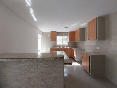 En Venta Townhouse Urb El Recreo La Victoria Código 204632