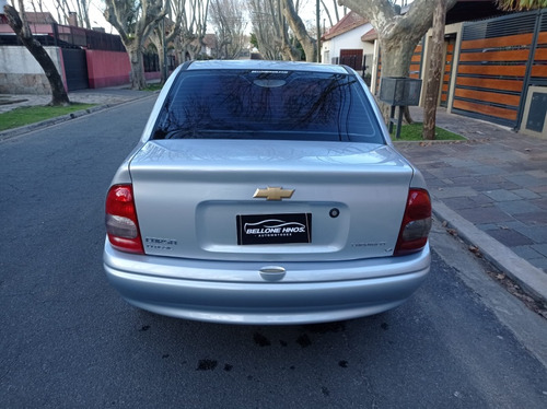 Chevrolet Corsa Classic 1.6 Gl Aa 4P