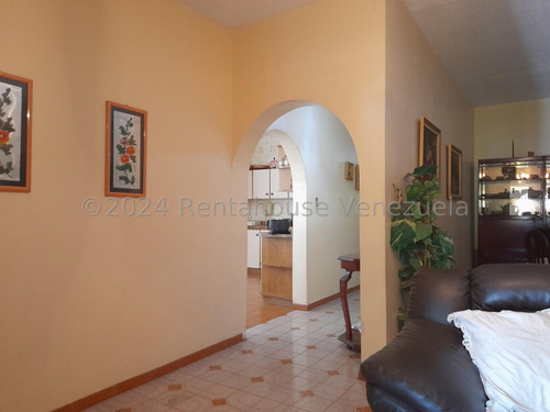 Casa En Venta En Las Mayas El Limón Excelente Estado De Conservación Amplia Cómoda Económica Lista Para Firmar Nela 25-4637