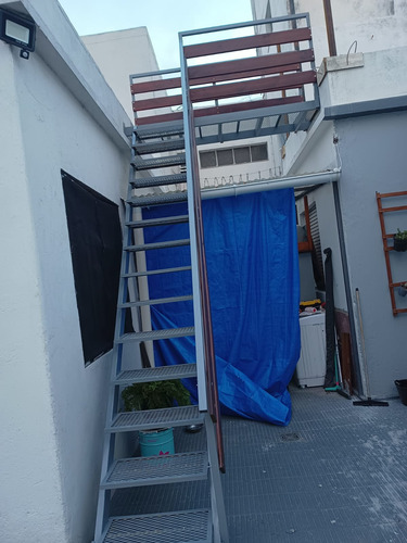 Escalera En Hierro Y Madera Gris
