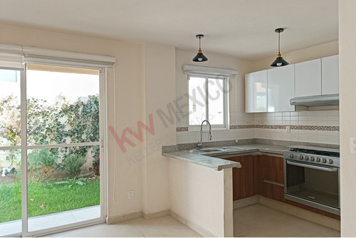 ¡descubre Tu Nuevo Hogar! Casa Moderna De 3 Recámaras, 3 Baños Y Estacionamiento Para 2 Autos...