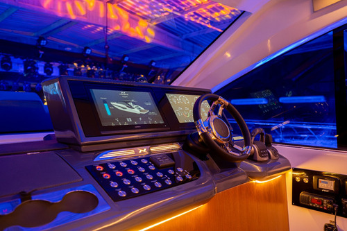 Lancha Nx50 Invictus! Navegabilidade, Design, 24 Pessoas