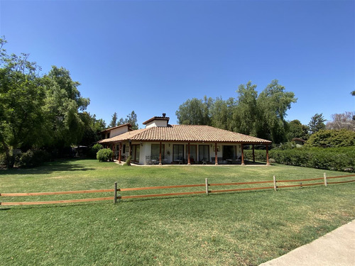Casa En Venta De 8 Dorm. En Colina