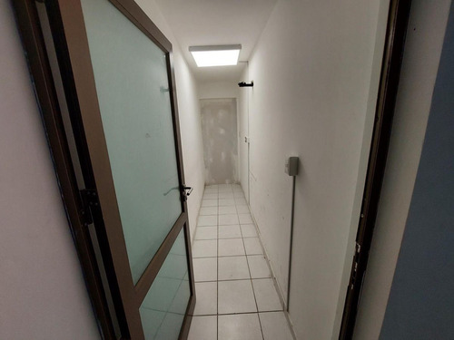 Local Con Estrategia Ubicación De Un Piso A Pasos ...
