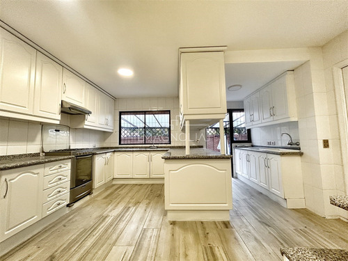 Casa En Arriendo De 6 Dorm. En Lo Barnechea