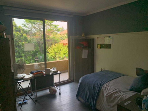 Casa Con Distintas Áreas De Jardín Para Soñar !
