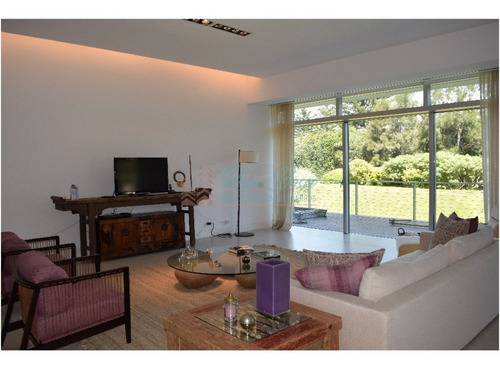 Apartamento En Brava, 3 Dormitorios *- Ref: 2566