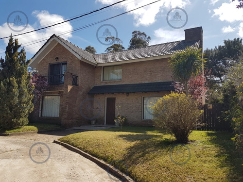 Alquiler Temporario De Casa De Tres Dormitorios En Barrio Jardines De Córdoba, Punta Del Este