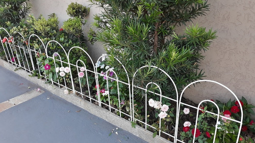 Imagem 3 de 4 de Cerca Grade De Proteção P/ Jardim Cor Branco 33x66 Kit C/ 09