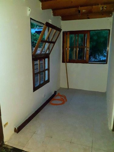 Casa Un Dormitorio Con Locales .