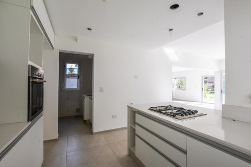 Imagen 8 de 28 de Casa 2 Dormitorios En Venta Luminosa Escritorio Jardín Calefacción Por Radiadores Fisherton