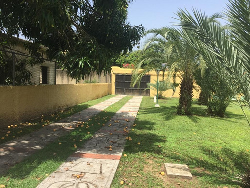 Imagen 6 de 14 de Casa Quinta 2000 M2 / 4h/5b/4 Puestos / Las Mercedes Páparo