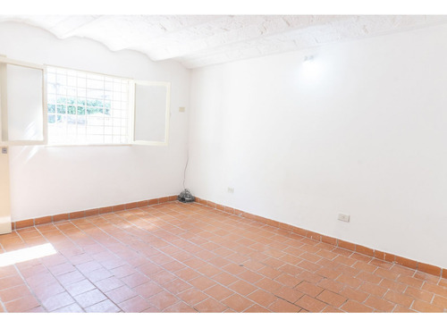 Ph En Venta. Casa De Pasillo. Un Dormitorio.