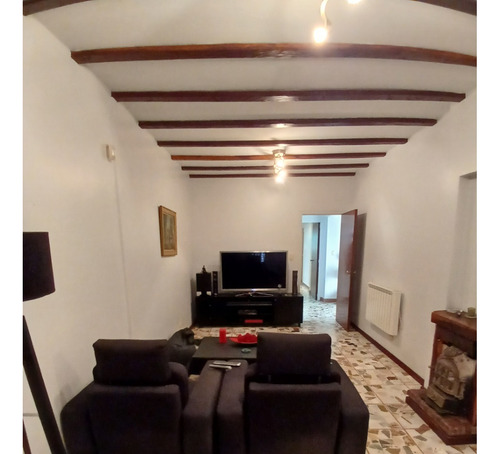 Chalet Sobre Inmenso Lote De 9,02 X 42,70 Son 6 Ambientes Con Parque Piscna Y Quincho Con Sum Y Dep.