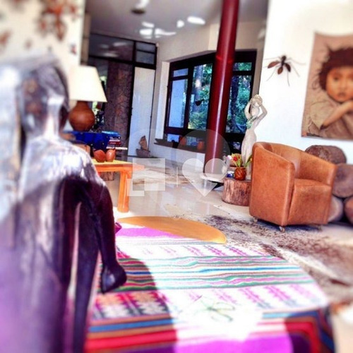 Excelente Localização Em Um Terreno De 2500m², Casa Com 700m², Peças Amplas. - 28-im408548
