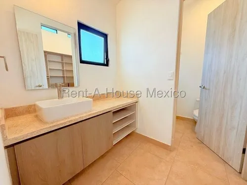 Casa En Renta De 3 Recamaras En El Salitre
