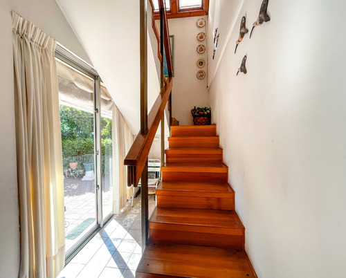 Amplia Y Luminosa Casa Con Ubicación Privilegiada Vitacura